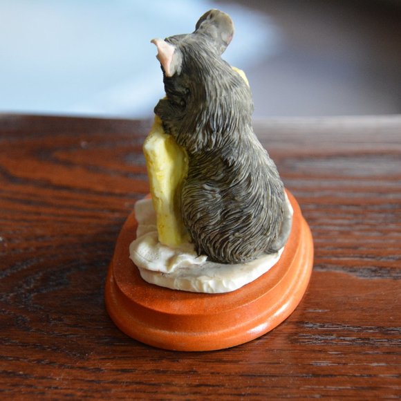 Adorable VINTAGE mouse with cheese statue mounted on wood base - Picture 5 of 6